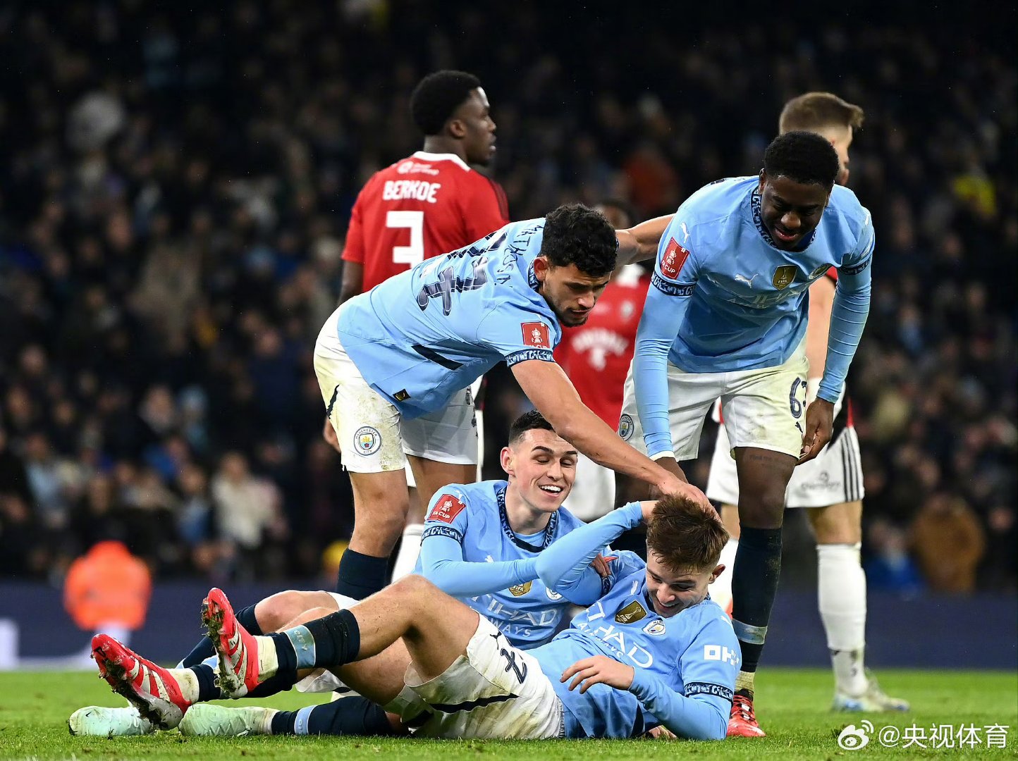 德国杯赛程吃紧,曼城集结日迎来里程碑,赛场秩序良好,更衣室氛围转暖的简单介绍 德国杯赛程吃紧,曼城集结日迎来里程碑,赛场秩序良好,更衣室氛围转暖的简单介绍